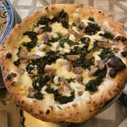 Pizza Salsiccia e Friarielli - Pizzeria del Portico