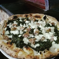 Pizza Salsiccia e Friarielli - A Ogge a 8 Pizzeria Friggitoria