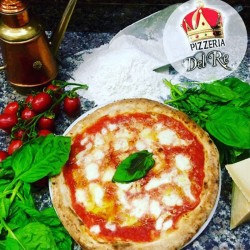 Pizza Margherita - Pizzeria Del Re