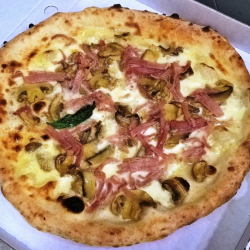 Pizza prosciutto cotto e funghi - Antica Pizzeria Da Pasqualino