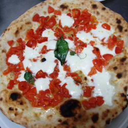 Pizza Margherita con pomodoro fresco - Antica Pizzeria Da Pasqualino